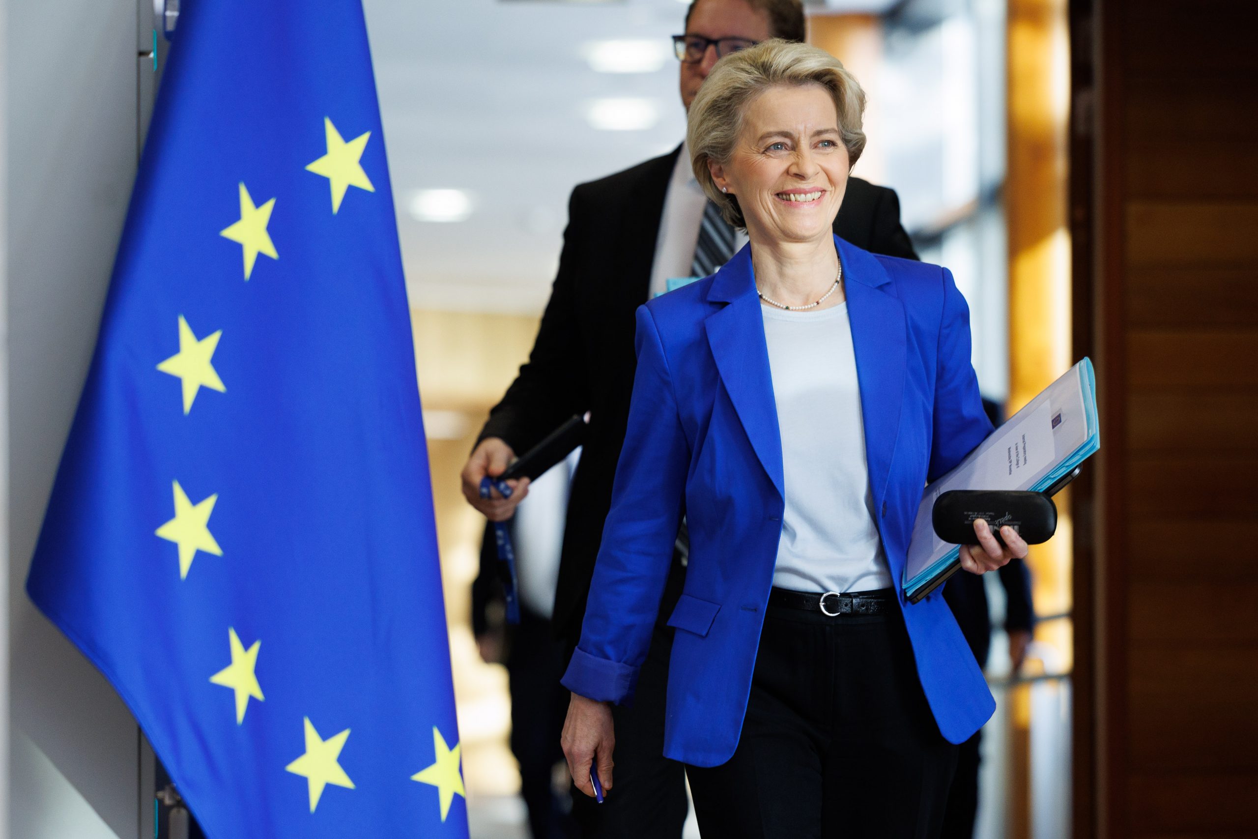 Mai prinde un mandat. 401 deputați europeni au votat ca Ursula von der Leyen să rămână șefa CE